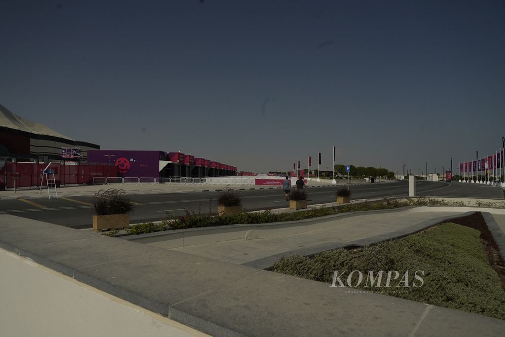 Suasana di kawasan Stadion Al-Byat, Al Khor, Qatar, Rabu (16-11-2022). Stadion Al-Byat akan menjadi tempat pertandingan pembuka Piala Dunia 2022 antara tuan rumah Qatar dan Ekuador. 