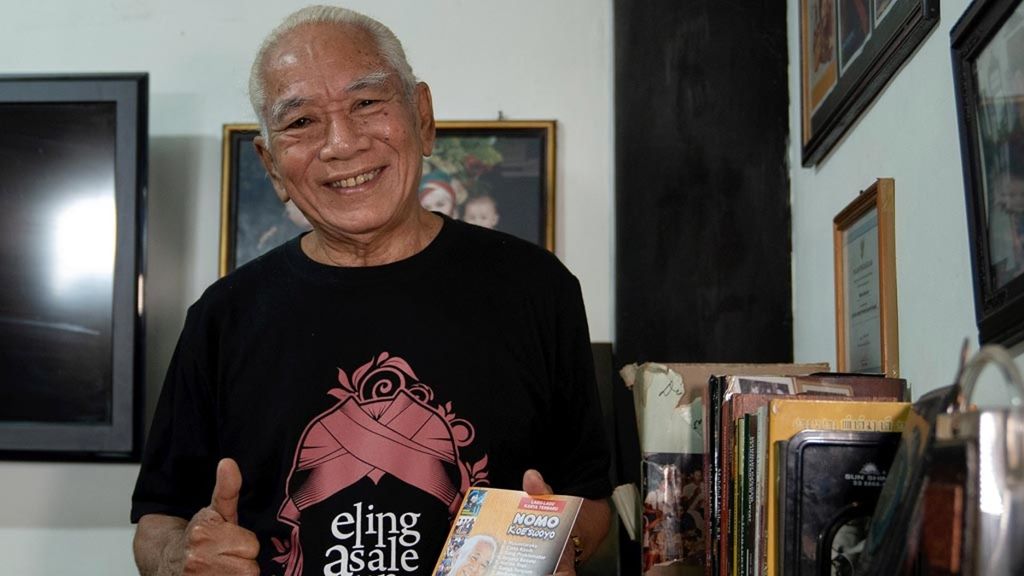 Nomo Koeswoyo menunjukkan lagu-lagu ciptaannya dan bercerita tentang kegiatan sehari-hari di rumahnya di Magelang, Yogyakarta,  Jumat (18/1/2019). Baginya, bernyanyi adalah obat di usia senja yang pada 21 Januari 2019 umurnya menginjak 80 tahun.