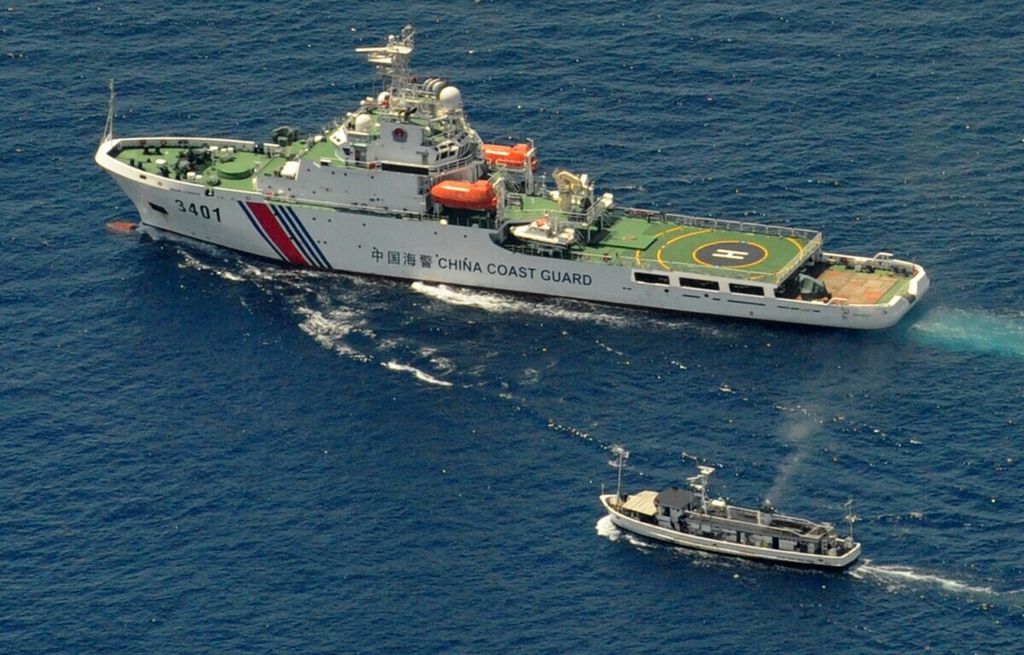 Kapal penjaga pantai China mencegat kapal logistik Filipina di dekat karang Ayungin atau karang Ren’ai pada Maret 2014. Pada 5 Agustus 2023, kapal penjaga pantai kedua negara kembali terlibat ketegangan di sekitar lokasi itu