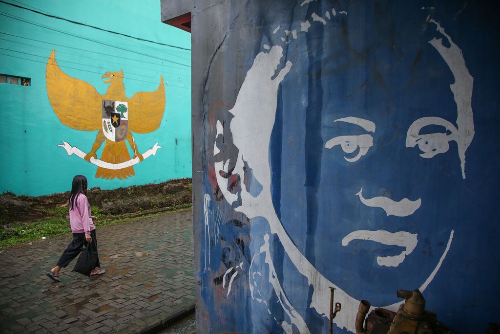 Mural pahlawan nasional RA Kartini tergambar di sebuah dinding gudang di kawasan Bhakti Jaya, Tangerang Selatan, Banten, Jumat (15/4/2022).  