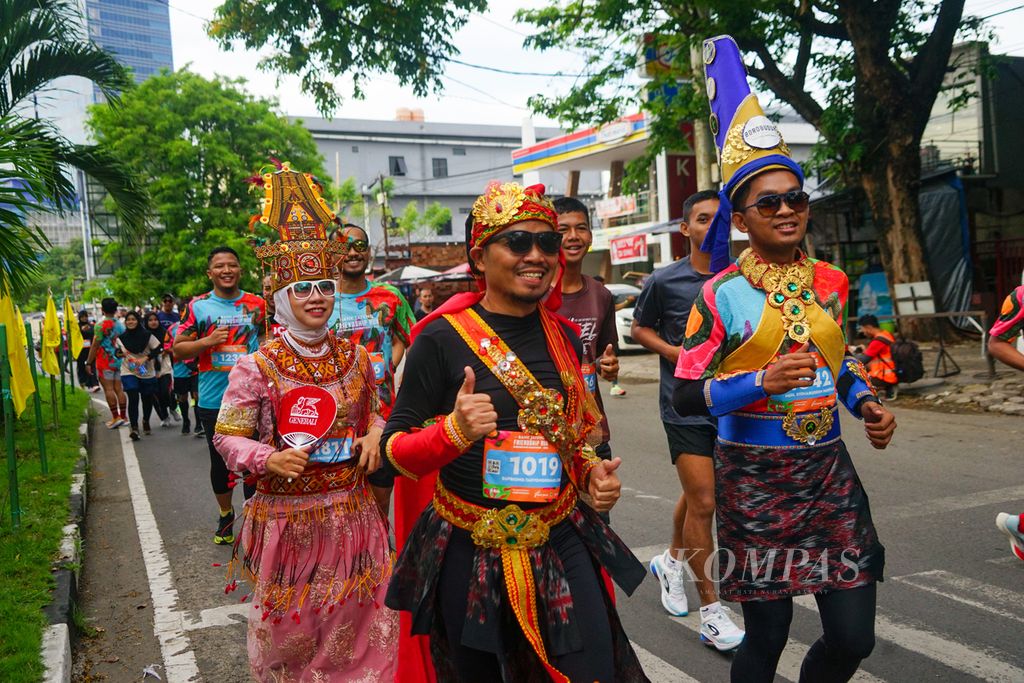 Peserta berpakaian adat dan unik mengikuti ajang Bank Jateng Friendship Run Makassar di Makassar, Sulawesi Selatan, Minggu (9/10/2022). Ajang lari sejauh 5 kilometer ini menjadi rangkaian terakhir Borobudur Marathon yang akan digelar November di Magelang, Jawa Tengah.