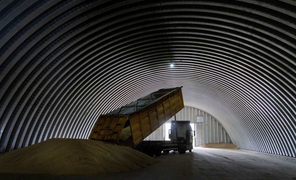 Sebuah truk pengangkut menurunkan gandum di lumbung pangan di Zghurivka, Ukraina, (9/8/2022). Perwakilan Rusia dan Perserikatan Bangsa-bangsa menggelar pembicaraan di Swiss, Jumat (11/11/2022), guna memperpanjang kesepakatan gandum yang memberi jaminan keberlangsungan ekspor gandum Ukraina serta ekspor pangan dan pupuk Rusia. 