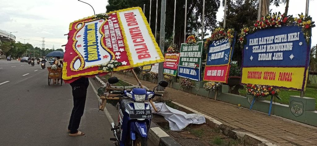 Kurir dari Pasar Bunga Rawa Belong, Jakarta Barat, mengantarkan pesanan karangan bunga ke Markas Kodam Jaya, Jakarta, Selasa (24/11/2020).
