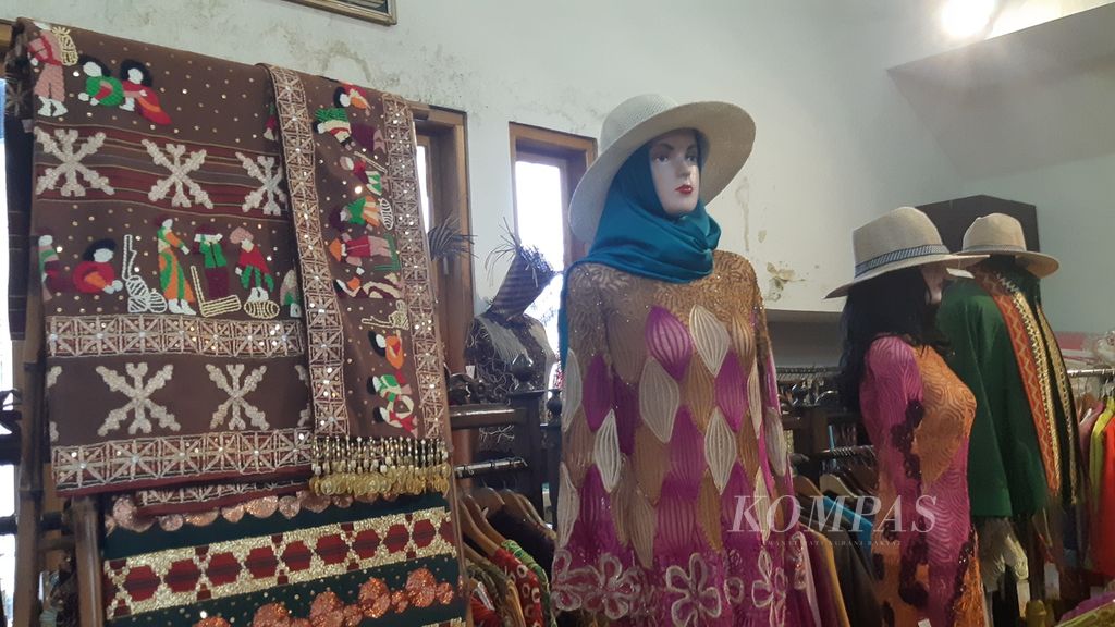 Berbagai kreasi kain tapis dan sulam usus terpajang di Rahayu Galeri yang berada di Jalan Soekarno-Hatta, Kecamatan Tanjung Senang, Kota Bandar Lampung, Rabu (22/2/2023). 