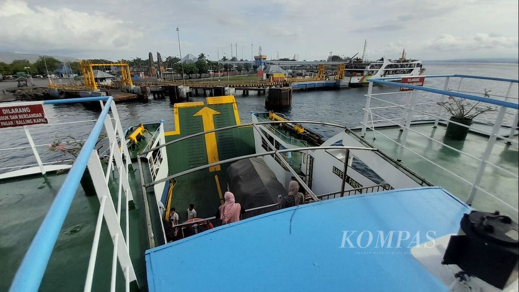 Feri yang dinaiki tim jelajah mobil listrik Kompas dari Jakarta menuju Bali tengah merapat ke Pelabuhan Gilimanuk di Jembrana, Bali, dalam penyeberangan dari Pelabuhan Ketapang, Banyuwangi, Jawa Timur, 11 September 2022.