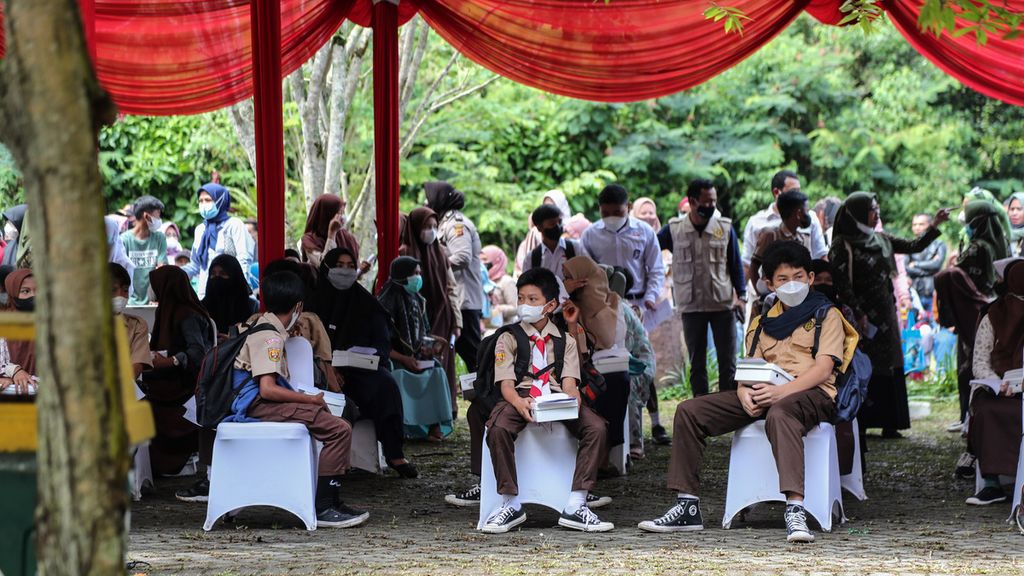 Sejumlah pelajar berusia 6-11 tahun antre memperoleh vaksin Covid-19 di Taman Safari Indoneisa, Cisarua, Kabupaten Bogor, Jawa Barat, yang menjadi bagian acara Vaksinasi Massal Serentak se-Indonesia, Kamis (23/12/2021). 