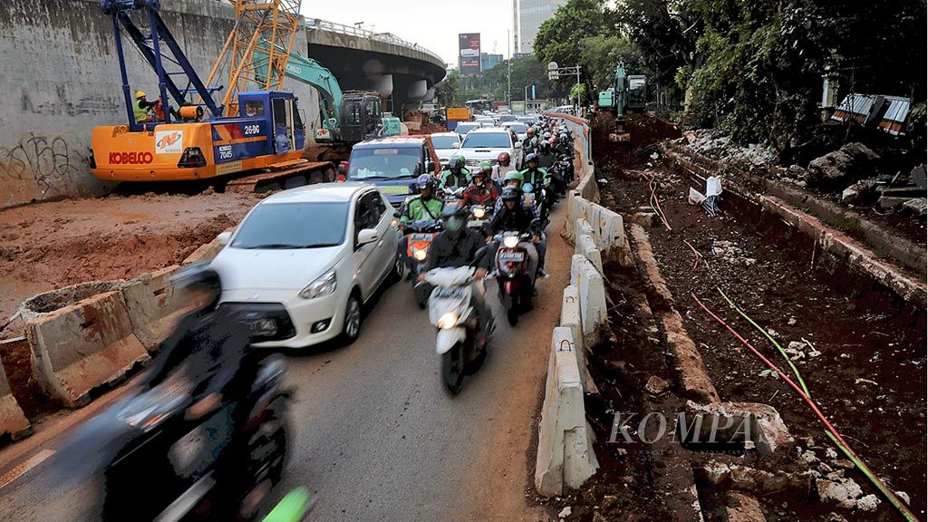 Kemacetan  sepanjang hari terjadi di perempatan Pancoran dari Jalan MT Haryono menuju Gatot Subroto, Jakarta Selatan, karena penyempitan badan jalan, Rabu (12/4). Penyempitan itu terjadi karena ada pembangunan proyek kereta ringan (LRT) dan jalan layang Pancoran. Pelebaran jalan yang memangkas trotoar juga masih dikerjakan untuk mengurangi kemacetan tersebut.