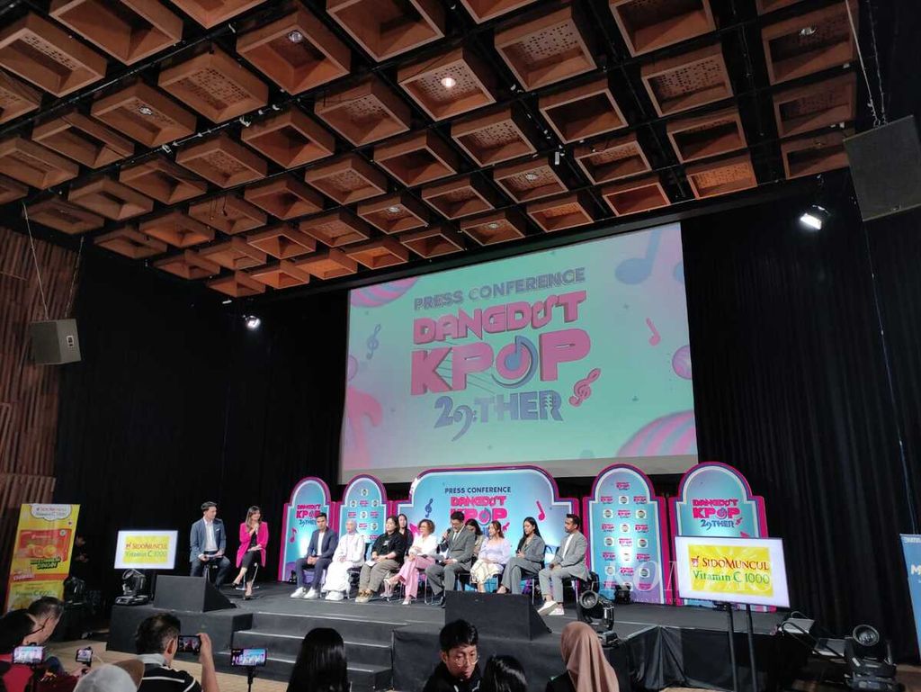Kerabat kerja menjelaskan tentang Dangdut K-Pop 29ther saat konferensi pers tayangan dangdut tersebut di Jakarta, Selasa (24/10/2023).