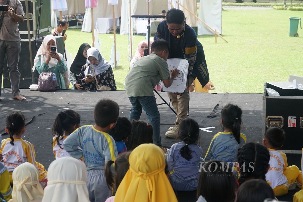 Anak-anak menyaksikan pertunjukkan ventrilokuis oleh Obe Jo Gogo pada hari perdana Festival Anak Sumatera Barat 2023 yang diadakan Dinas Pemberdayaan Perempuan dan Perlindungan Anak, Pengendalian Penduduk, dan Keluarga Berencana Sumbar di kawasan Istana Gubernur Sumbar, Kota Padang, Sumbar, Sabtu (18/11/2023). 