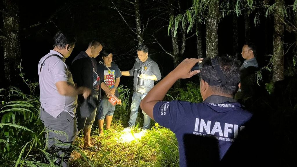 Polisi melakukan olah tempat kejadian perkara kasus dugaan salah satu warga tertembak senapan angin saat berburu di Dusun Tegalrejo, Desa Ampelgading, Kecamatan Selorejo, Kabupaten Blitar, Minggu (21/10/2024).