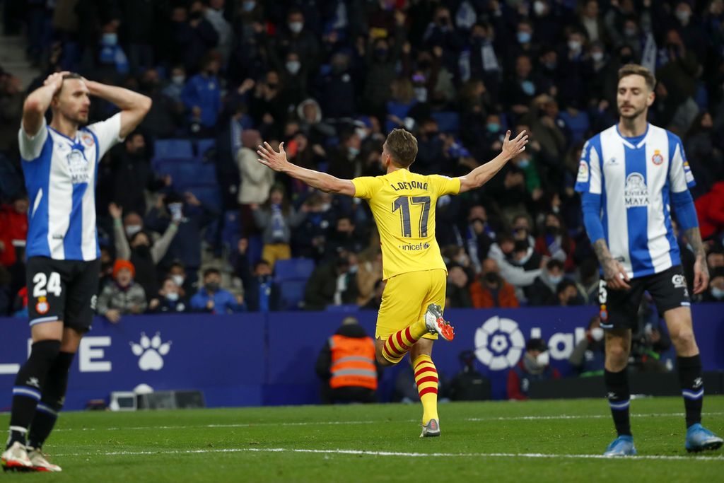 Gelandang Barcelona Luuk de Jong (tengah) merayakan gol ke gawang Espanyol pada masa <i>injury time </i>dalam laga Liga Spanyol di Stadion Cornella-El Prat, Barcelona, Spanyol, Senin (14/2/2022) dini hari WIB. Gol De Jong menyelematkan Barca dari kekalahan dan laga berakhir imbang, 2-2. 