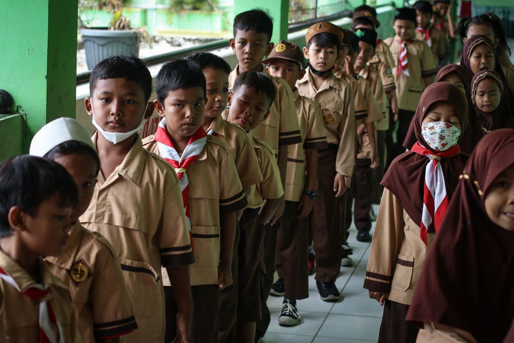 Para siswa berbaris sebelum memasuki kelas di SD Negeri Marunda 05, Cilincing, Jakarta Utara, Rabu (29/3/2023). 