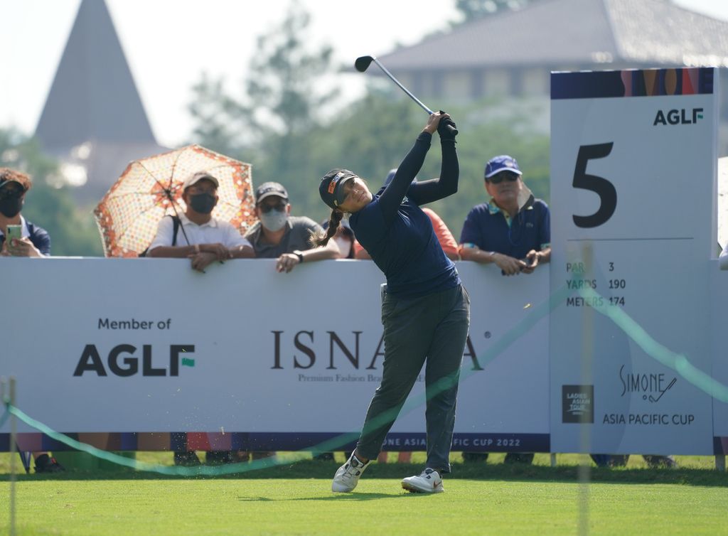 Pegolf Filipina Princess Mary Superal memukul bola pada putaran kedua Turnamen Golf Simone Asia Pacific Cup di Pondok Indah Golf Course, Jakarta Selatan, Jumat (20/8/2022). Superal memimpin klasemen sampai putaran kedua dengan skor tujuh di bawah par.