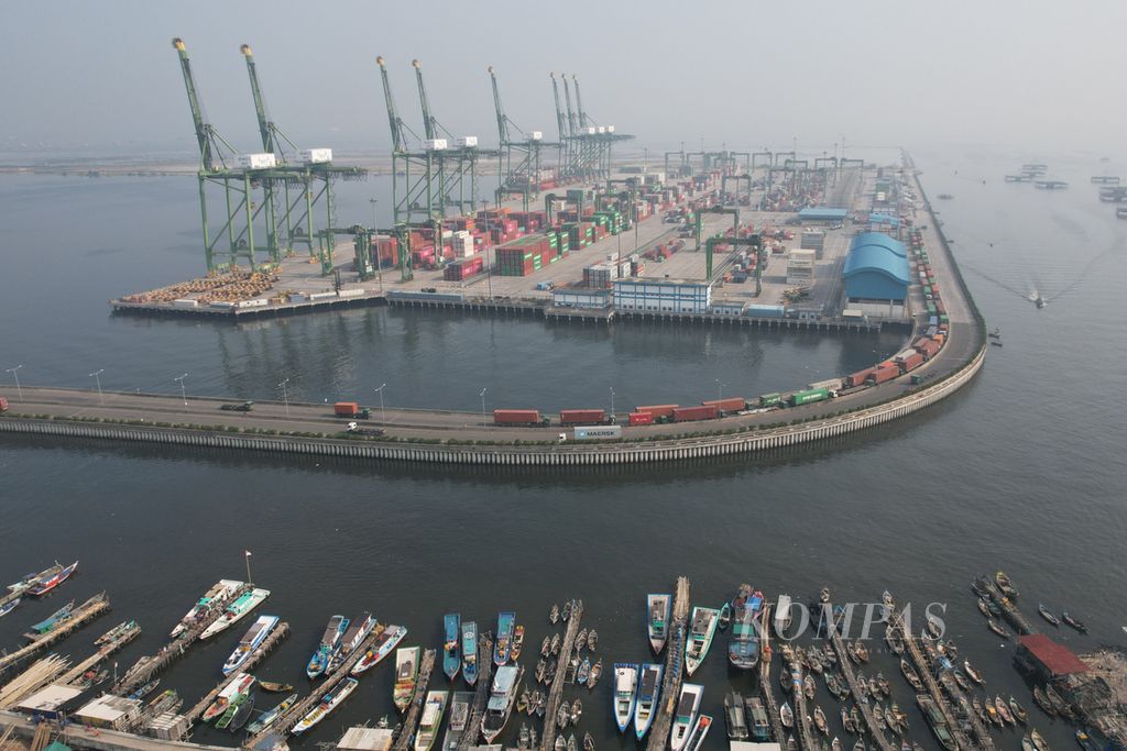  Container trucks queue to enter the New Priok Container Terminal 1 area in Kalibaru, Jakarta, Friday (16/9/2022). The threat of a global economic slowdown and recession has slowly but surely started to affect Indonesia.