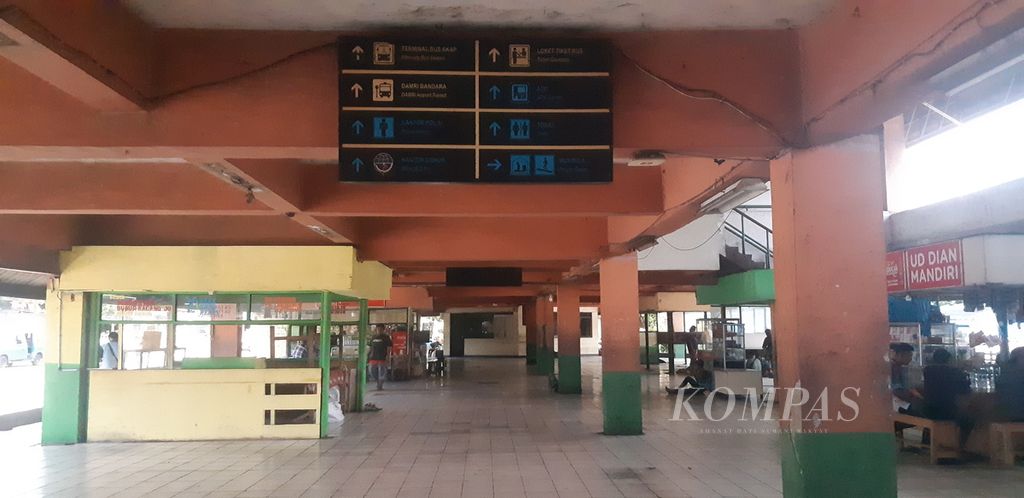 Suasana bangunan terminal angkutan perkotaan di Terminal Kampung Rambutan, Jakarta Timur, Rabu (12/4/2023).