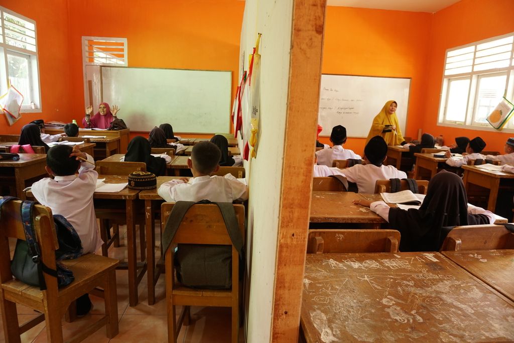 SDN 77 Tanjung Jabung Timur memanfaatkan satu lokal untuk belajar mengajar dua kelas sekaligus, Jumat (21/10/2022). Hal itu disebabkan sekolah masih kekurangan lokal. Dukungan peningkatan sangat dibutuhkan.