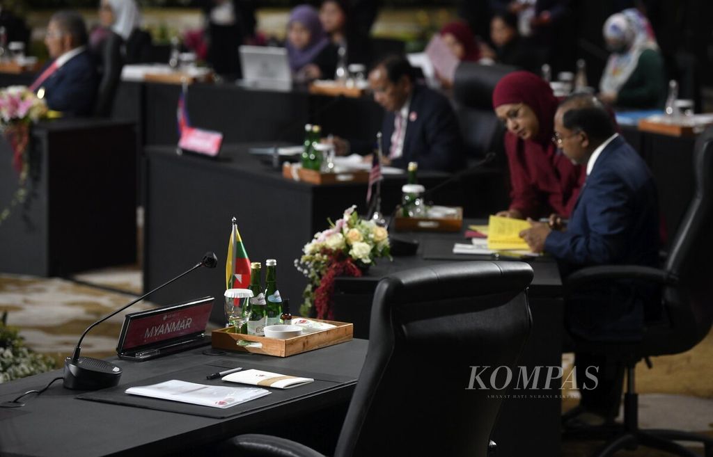 Kursi kosong yang seharusnya diisi oleh delegasi Myanmar dalam Pertemuan Dewan Koordinasi ASEAN (ACC) dalam rangkaian Retreat Pertemuan Menteri Luar Negeri ASEAN atau ASEAN Foreign Ministers Meeting (AMM) Retreat di Sekretariat ASEAN, Jakarta, Jumat (3/2/2023). 