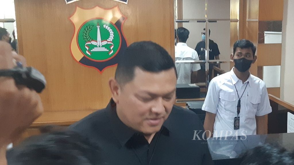 Direktur Reserse Kriminal Umum Polda Metro Jaya Komisaris Besar Hengki Hariyadi memberi keterangan ke media terkait kasus penipuan dan pembunuhan oleh Wowon CS di Polda Metro Jaya, Jakarta, Selasa (24/1/2023).