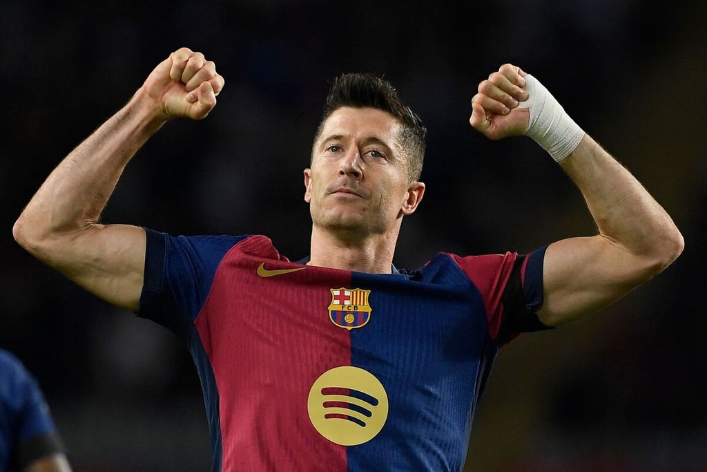 Striker Barcelona, Robert Lewandowski, merayakan gol yang dicetaknya ke gawang Sevilla pada laga Liga Spanyol di Stadion Olimpiade Lluis Companys, Barcelona, Senin (21/10/2024) dini hari WIB. Barca menang 5-1.