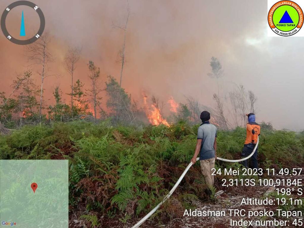 Petugas berupaya memadamkan api yang membakar hutan gambut di kawasan hutan produksi yang dapat dikonversi (HPK) di Kecamatan Silaut, Pesisir Selatan, Sumatera Barat, Rabu (24/5/2023). Kebakaran diduga sengaja dilakukan warga untuk membuka lahan baru kebun kelapa sawit.