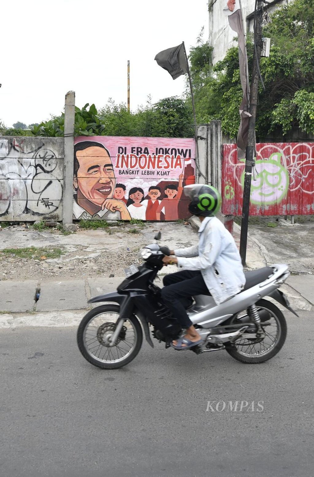 Mural yang menampilkan sosok Presiden Joko Widodo tergambar di salah satu dinding yang berada di Jalan KH Hasyim Ashari, Jakarta Pusat, Selasa (15/11/2022). Mural sebagai bagian dari seni jalanan sering digunakan sebagai media untuk menyampaikan aspirasi baik dengan pesan pujian maupun kritik sosial.