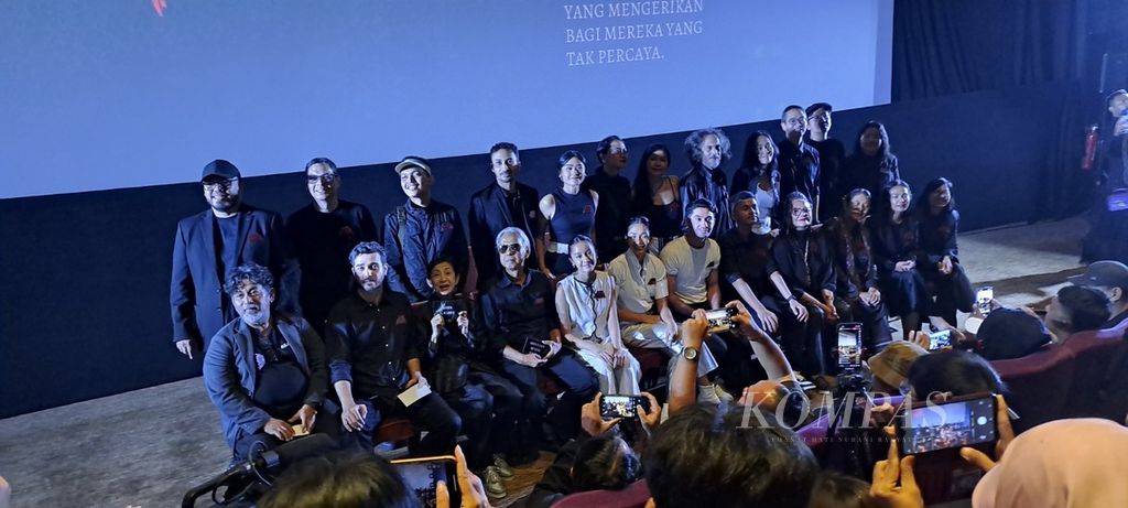 Para pemain dan kru film horor <i>Siksa Kubur</i> dalam acara peluncuran <i>trailer</i> film itu di Jakarta, Rabu (13/4/2024).