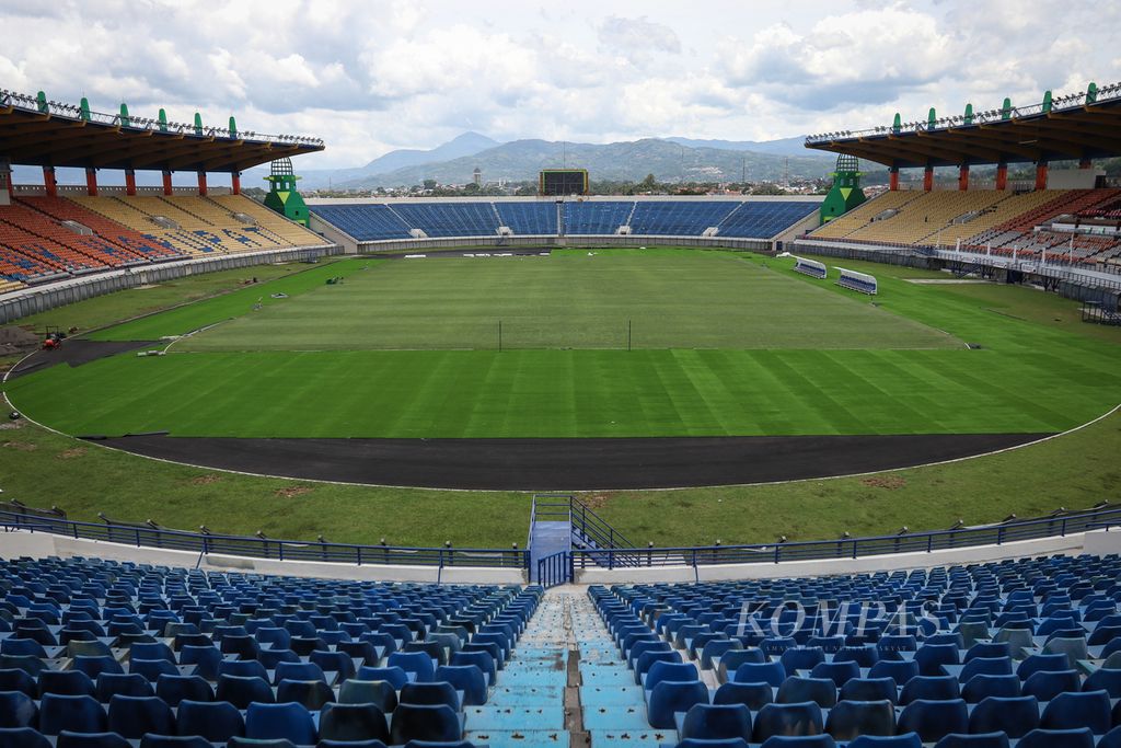 Suasana di dalam Stadion Si Jalak Harupat, Kabupaten Bandung, Senin (3/4/2023). Stadion Jalak Harupat merupakan salah satu dari 22 stadion yang diprioritaskan Kementerian PUPR untuk diperbaiki.