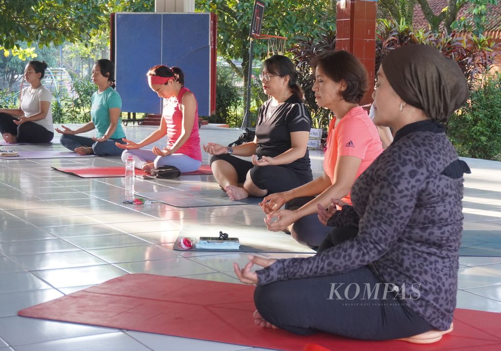 Sejumlah orang mengikuti <i>yoga charity </i>atau yoga sambil beramal di pendopo SOS Children's Village, Kecamatan Banyumanik, Kota Semarang, Jawa Tengah, Sabtu (9/4/2022). Dalam kegiatan tersebut, orang-orang mengaku mendapatkan manfaat ganda, yakni kebugaran tubuh dan pahala.