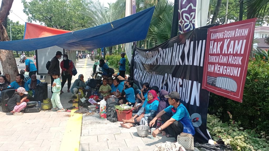 Warga Kebon Bayam berkemah di depan Balai Kota Jakarta, Kamis (1/12/2022). Mereka menanti kepastian hunian Kampung Susun Bayam.