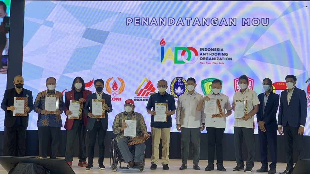 Penandatanganan nota kesepahaman atau MOU antara Organisasi Anti-Doping Indonesia atau IADO dengan sejumlah induk organisasi olahraga nasional di Jakarta, 30 November 2022.