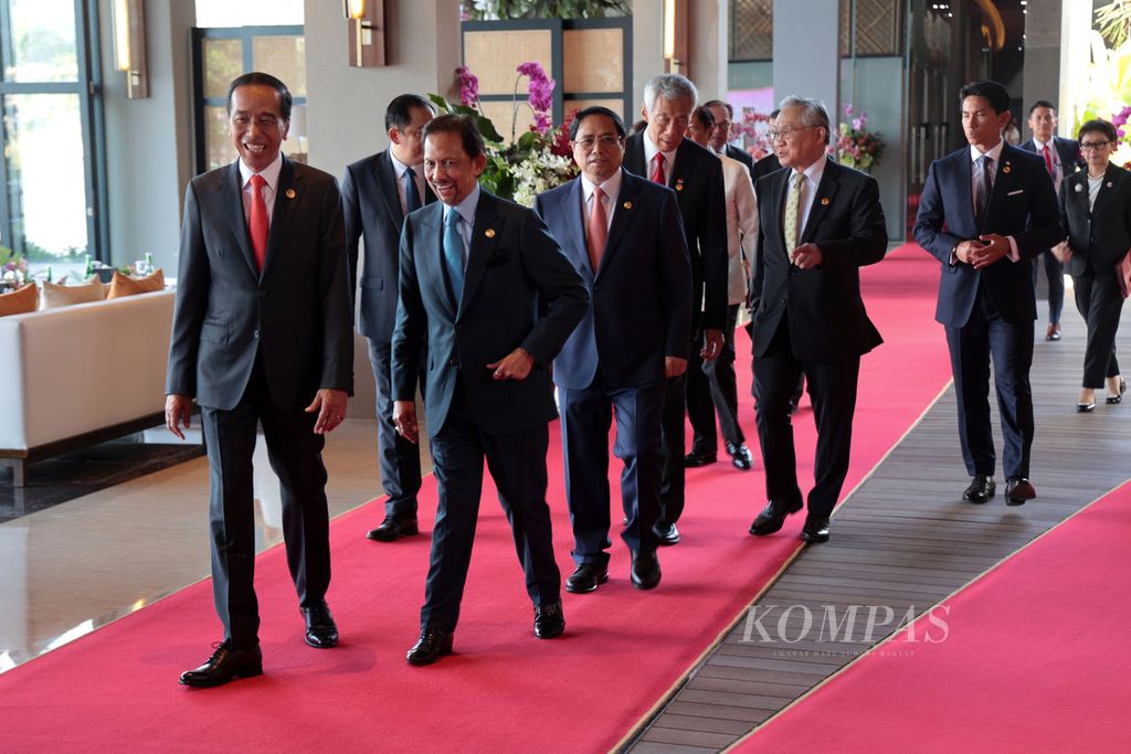 Para pemimpin ASEAN bersiap berfoto bersama sebelum memulai pertemuan Konferensi Tingkat Tinggi Ke-42 ASEAN di Labuan Bajo, Kabupaten Manggarai Barat, Provinsi Nusa Tenggara Timur, Rabu (10/5/2023).