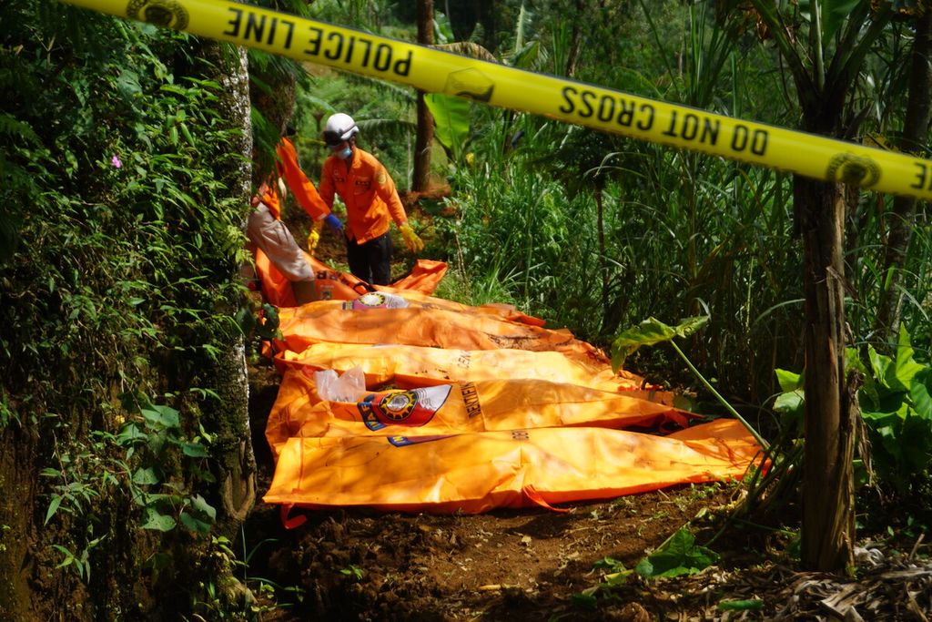 Jajaran Kepolisian Resor Banjarnegara bersama sukarelawan menggali dan mengevakuasi setidaknya 10 kantong jenazah yang diduga korban pembunuhan dari lokasi perkebunan singkong dan kubis di Desa Balun, Kecamatan Wanayasa, Banjarnegara, Jawa Tengah, Senin (3/4/2023). 