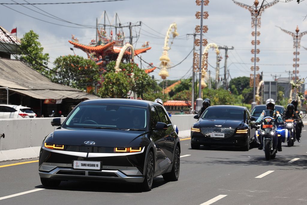 The electric vehicles to escort and transport guests from countries participating in the G20 Summit passes on Jalan I Gusti Ngurah Rai, Badung, Bali, Tuesday (8/11/2022).