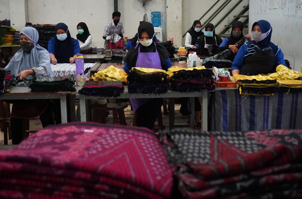 Suasana bagian penjahitan sarung di tempat produksi sarung tenun bukan mesin kualitas ekspor di Kecamatan Tegal Barat, Kota Tegal, Jawa Tengah, Sabtu (13/3/2021). 