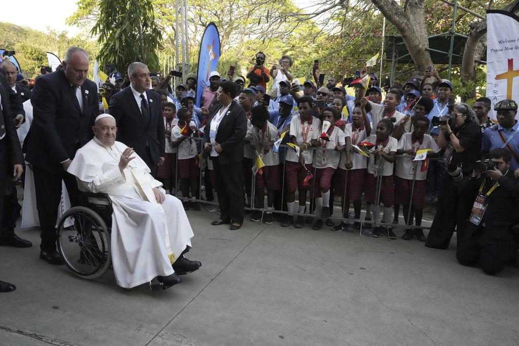 Paus Fransiskus tiba di Sekolah Teknik Caritas di Kota Port Moresby, Papua Niugini, Sabtu (7/9/2024). 