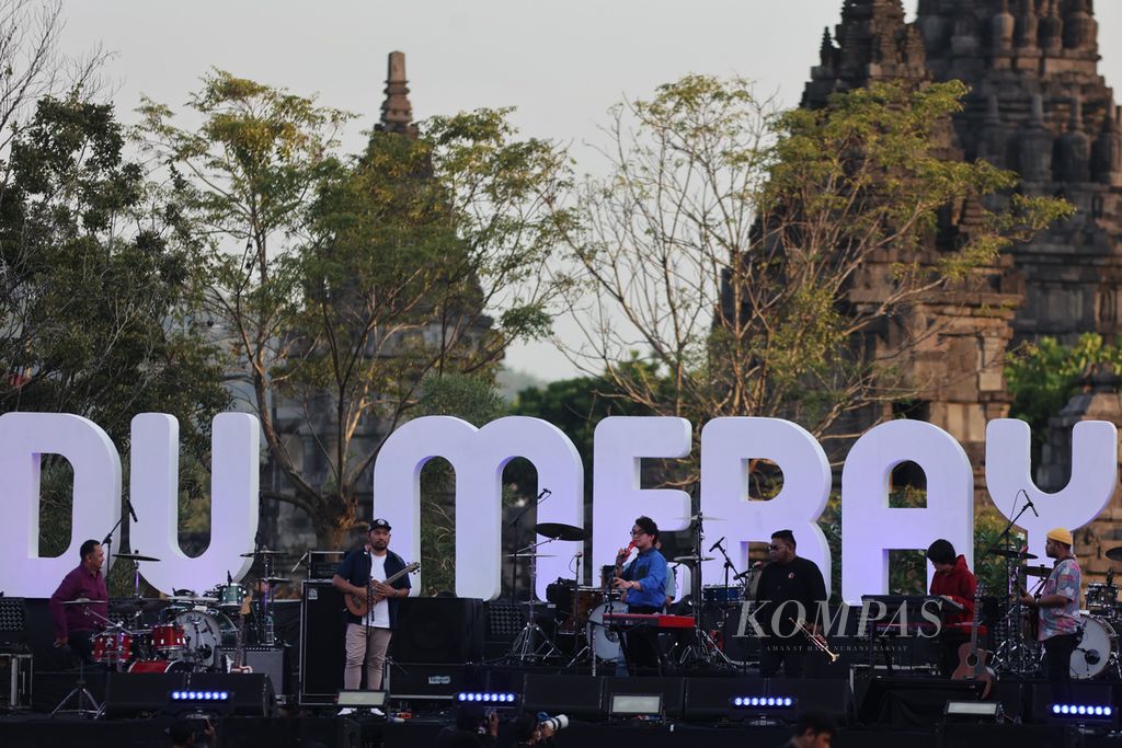 Musisi Ardhito Pramono tampil pada hari pertama konser Prambanan Jazz Festival di kompleks Candi Prambanan, Sleman, DI Yogyakarta, awal Juli 2022. 