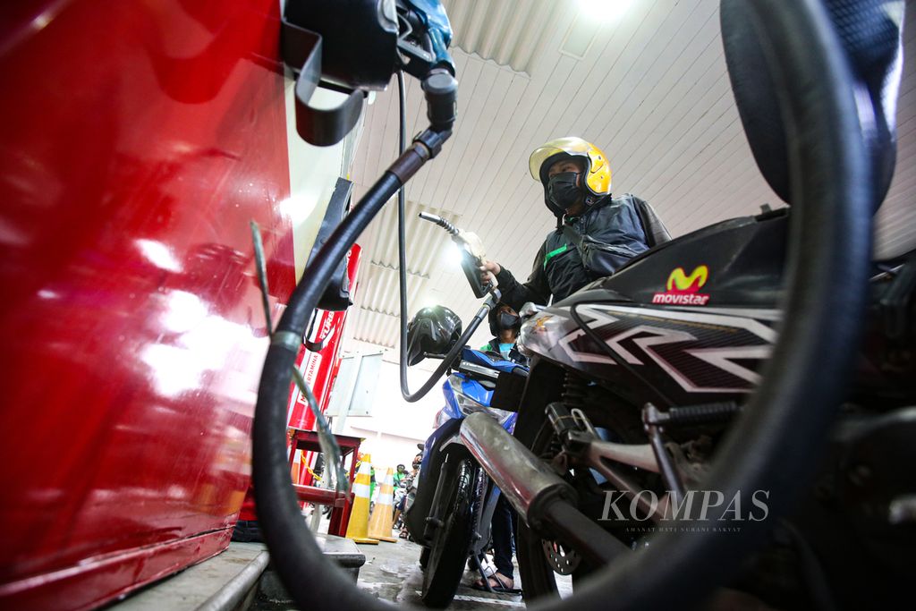 Pengendara sepeda motor mengisi bahan bakar minyak jenis pertalite di SPBU Pertamina 31.128.02 MT Haryono, Jakarta, Senin (1/4/2024). Konsumsi BBM masyarakat selama periode mudik dan libur Lebaran diperkirakan meningkat.