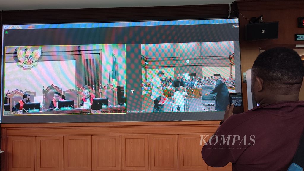 Sidang dengan agenda pembacaan putusan terhadap Gubernur Papua nonaktif Lukas Enembe ditayangkan melalui layar elektronik di luar ruang sidang di Pengadilan Tindak Pidana Korupsi Jakarta, Kamis (19/10/2023). 