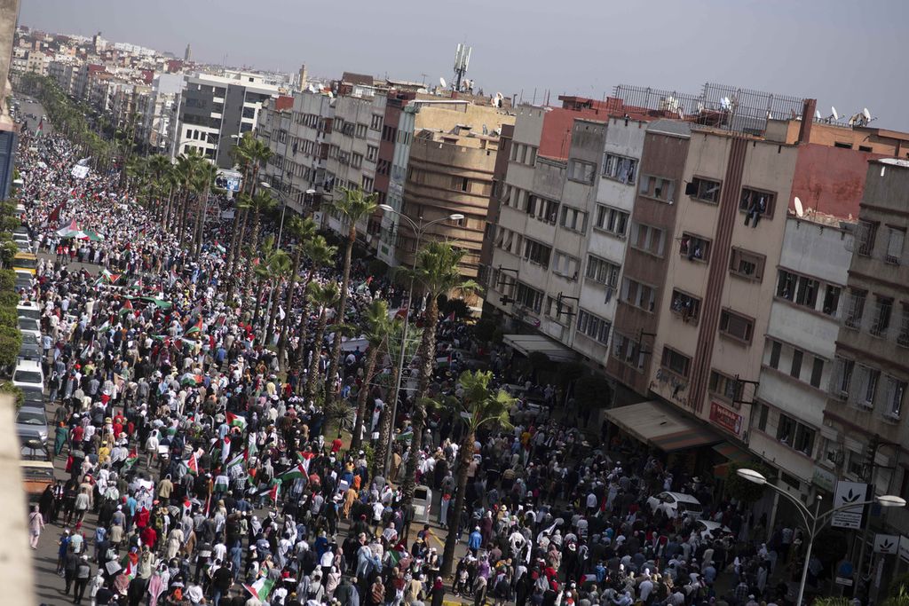 Puluhan ribu warga Moroko, Minggu (29/10/2023), turun ke jalan di Casablanca. Mereka berunjuk rasa untuk memberikan dukungan kepada rakyat Palestina sekaligus mengecam Perjanjian Abraham, perjanjian normalisasi hubungan Maroko dengan Israel. 