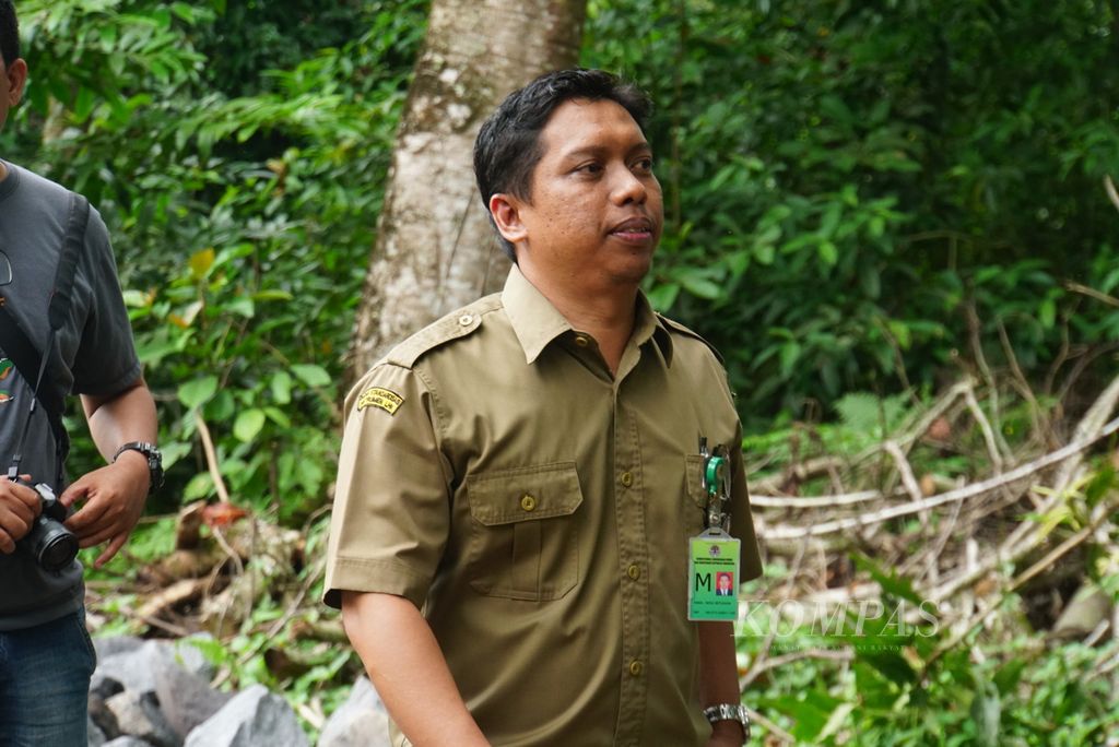 Kepala BPSILHK Manado Heru Setiawan ketika ditemui di area kandang Anoa Breeding Center Manado, Sulawesi Utara, Senin (17/7/2023).