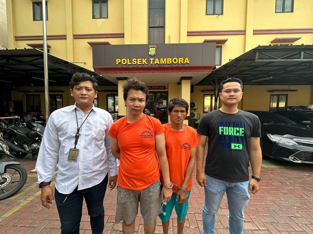 Dua penjambret ditahan di Polsek Tambora, Jakarta Barat, Senin (25/9/2023). Mereka ditangkap oleh warga dan polisi.