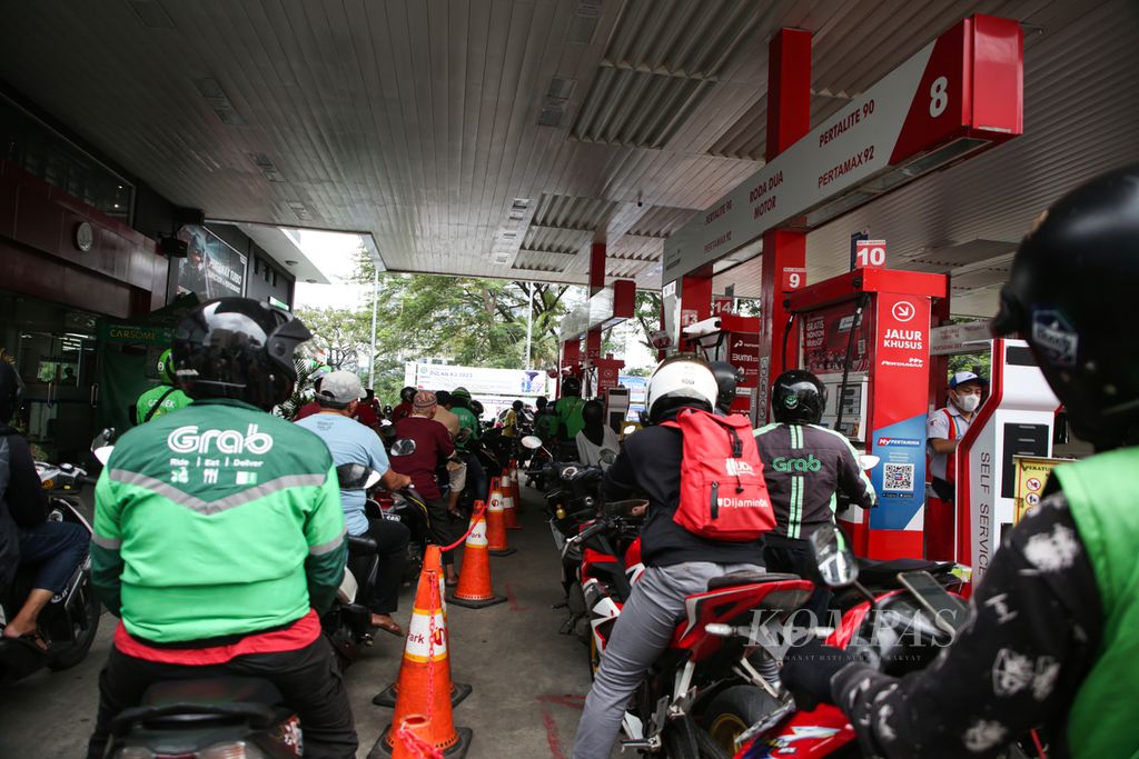 Antrean pengendara sepeda motor termasuk pengemudi ojek daring yang hendak mengisi bahan bakar minyak di SPBU di kawasan Tebet, Jakarta Selatan, Rabu (1/3/2023). Badan Pusat Statistik (BPS) mengumumkan inflasi pada bulan Februari 2023 sebesar 5.47 persen.