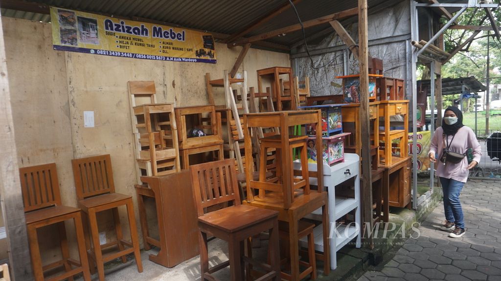 Pengunjung melihat produk mebel dari para pedagang yang direlokasi ke pasar mebel darurat di Kota Surakarta, Jawa Tengah, Senin (23/5/2022).