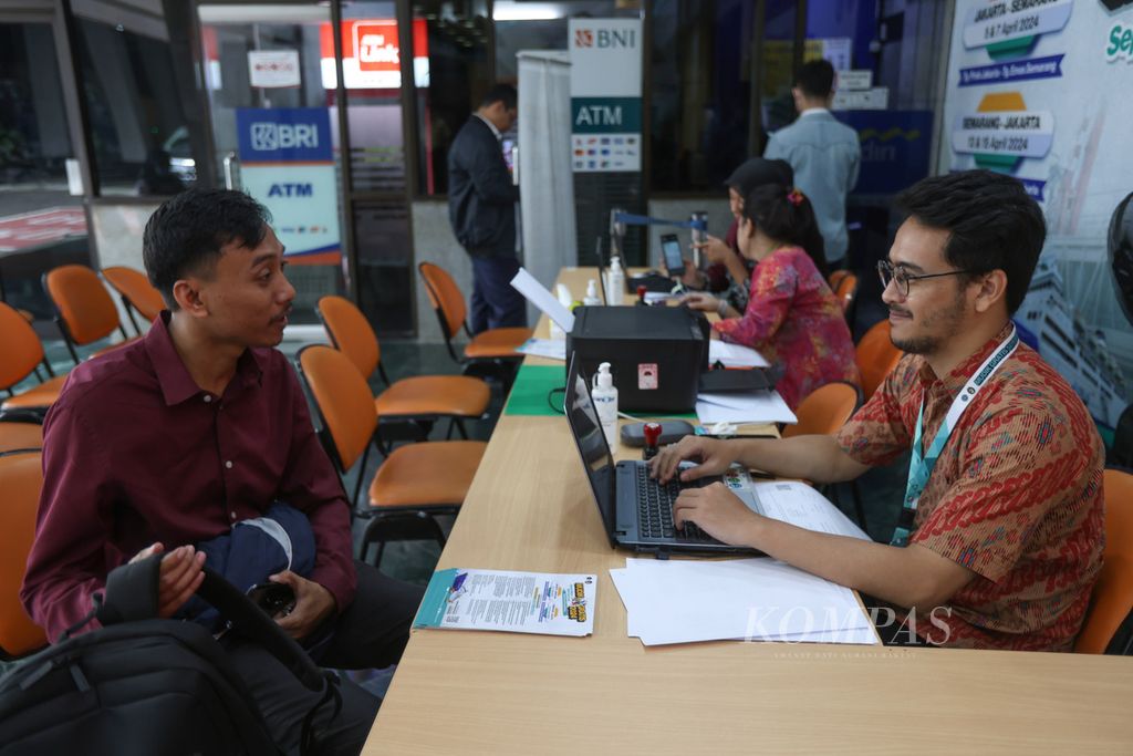 Peserta mudik gratis melakukan validasi data di Kantor Kementerian Perhubungan, Jakarta, Kamis (21/3/2024). Kementerian Perhubungan menggelar kembali program mudik gratis untuk warga pada tahun ini. 