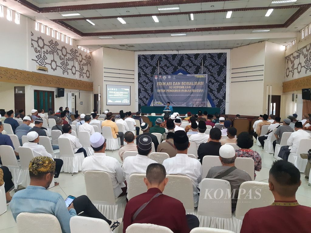 Sejumlah pengurus dewan kemakmuran masjid di wilayah Kota Cirebon, Jawa Barat, mengikuti kegiatan Edukasi dan Sosialisasi UU Kepemiluan untuk Pengurus Rumah Ibadah di Islamic Center Kota Cirebon, Jumat (13/1/2023). 