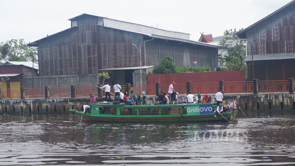 Warga melakukan aksi bersih Sungai Kelayan di Kota Banjarmasin, Kalimantan Selatan, Jumat (24/2/2023).