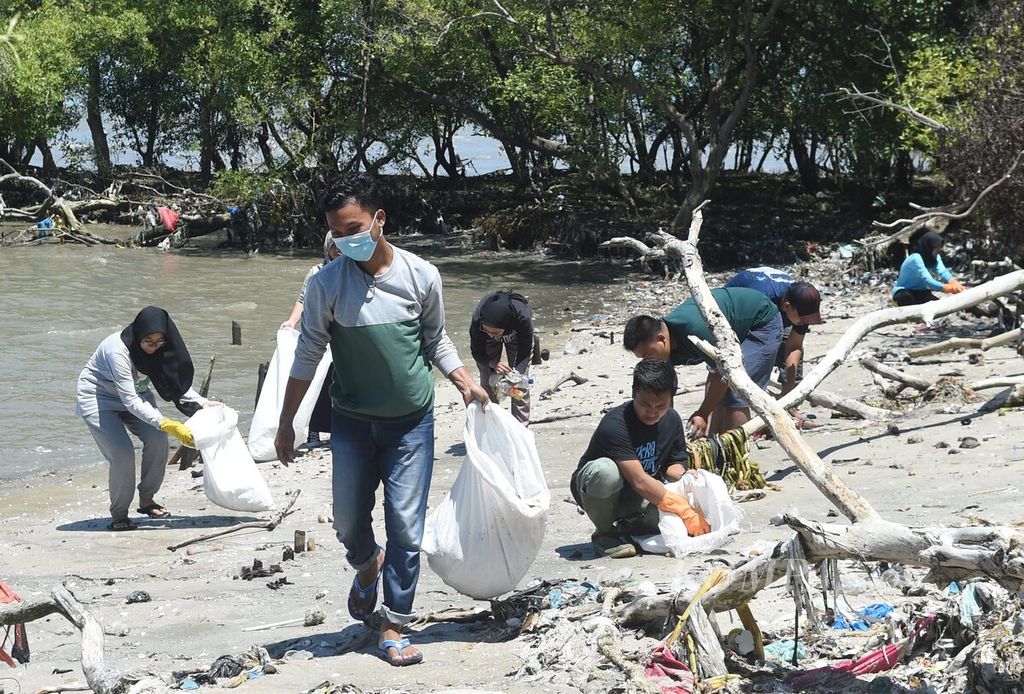 Aktivis lingkungan dari Ecological Observation and Wetlands Conservation (Ecoton) melakukan bersih-bersih pesisir dalam rangka World Cleanup Day di Kawasan Hutan Mangrove Wonorejo, Surabaya, Jatim, Minggu (19/9/2021). 