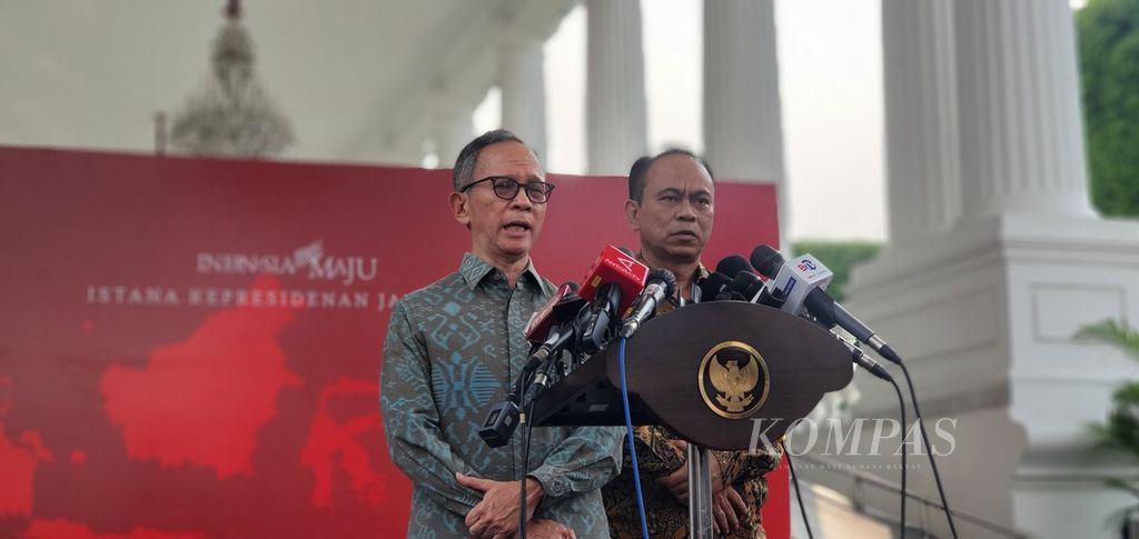 The Chairman of the Financial Services Authority's Board of Commissioners, Mahendra Siregar (left), provided a statement to journalists after attending a closed meeting regarding online gambling at the Merdeka Palace, Jakarta on Thursday (18/4/2024).