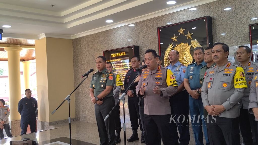 Panglima TNI Jenderal Agus Subiyanto bersama Kepala Kepolisian Negara RI Jenderal (Pol) Listyo Sigit Prabowo memberikan keterangan pers di Mabes Polri, Selasa (5/12/2023).