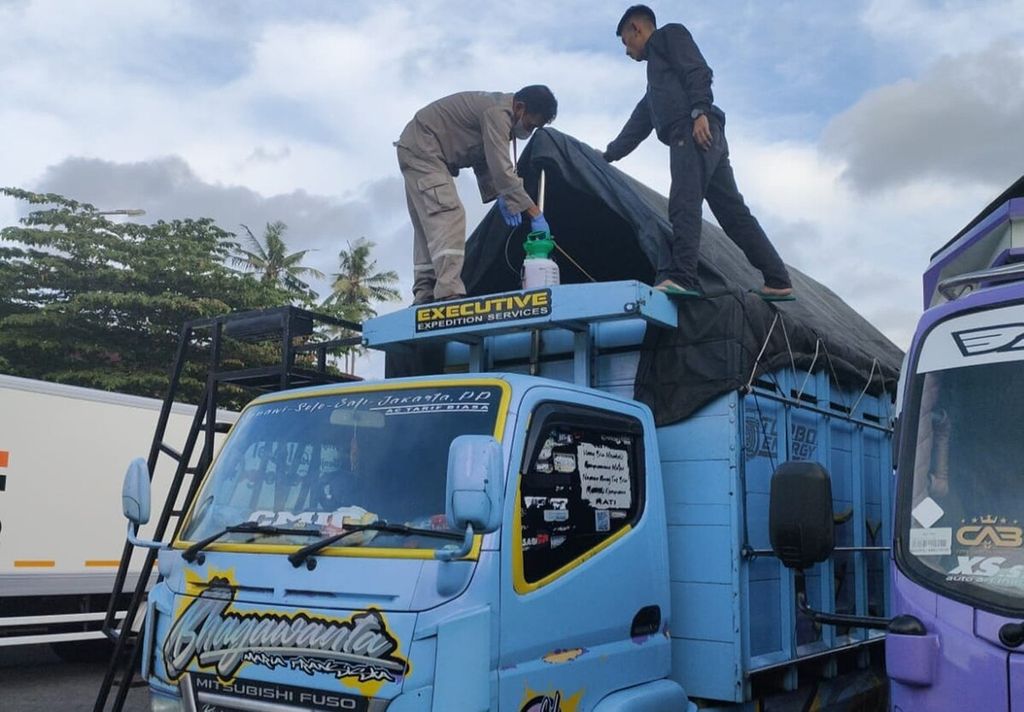 Petugas memeriksa truk bermuatan ternak babi potong yang dikirim dari Bali dengan tujuan Jawa Tengah di Pelabuhan Ketapang, Banyuwangi, Jatim, Selasa (19/7/2022).